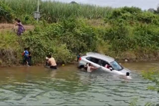 car collapsed in canal