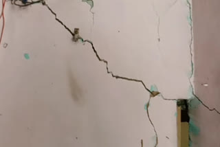 cracks in houses due to lack of water drainage facility in Sharda Enclave kirari