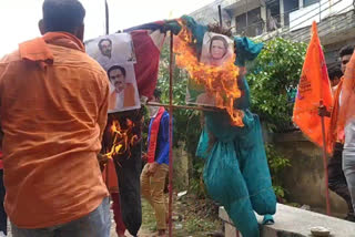 Akhil bharatiya Hindu Mahasabha burnt effigies of Sonia Gandhi and Uddhav Thackeray