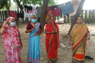 ETV bharat talk to elderly women of Dayal Singh Camp in delhi