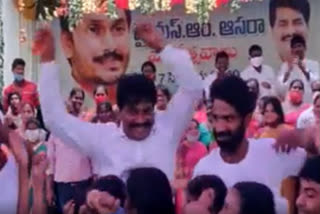 mla biyyapu madhu sudhanreddy  dance with childrens in srikalahasti