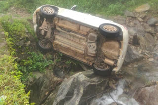 swift Car overturned at Charmedi Ghat  in chikkmagaluru district