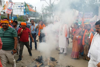 The BJP burnt Udhav Thackeray's effigy