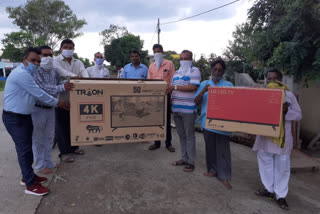 teachers-and-school-management-committee-gave-23-smart-tv-and-20-radios-for-mohalla-classes