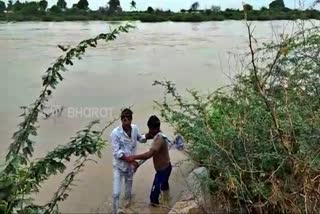 Bike rider rescued from Raravi river in Bellary