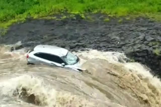 Four Cars swept away in rain-fed river in Madhya Pradesh