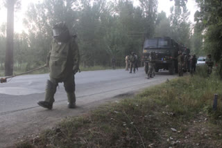 Explosives detected  Explosives defused in J&K's Baramulla  Explosives found in Baramulla  road opening party  Srinagar-Baramulla highway  ശ്രീനഗർ  ജമ്മു കശ്മീരിലെ ബാരാമുള്ള ജില്ല  തീവ്രവാദികൾ കുഴിച്ചിട്ട സ്‌ഫോടകവസ്തുക്കൾ  സ്‌ഫോടകവസ്തുക്കൾ കണ്ടെത്തി