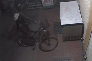 bicycle-theft-parked-in-front-of-the-shop-police-web-to-the-culprit