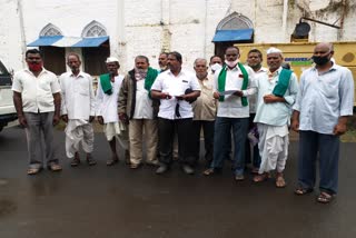 Vijayapura: The peasants who had come to request DC to make their way to their land