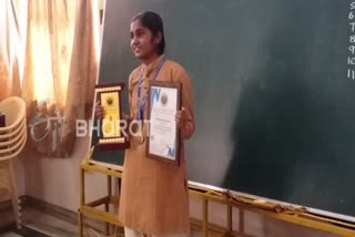 Girl writes with her two hands simultaneously and create a world record