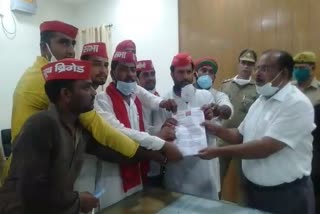 Samajwadi Party workers handed over a memorandum to the DM