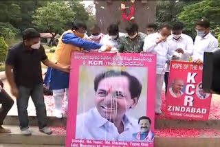 palabhishekam-to-cm-kcr-photo-at-gandpark-hyderabad