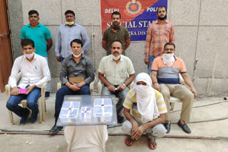 dwarka special staff police arrested arms dealer saddam gauri gang