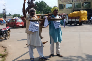 farmers-demonstrated-by-plowing-on-the-streets-in-katni