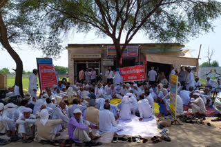 Farmers burnt effigy of Agriculture Minister JP Dalal in bhiwani