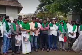 Farmers' Association activists protest against Agriculture Minister BC Patil s