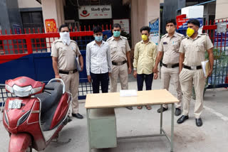 Hauz Qazi police arrested two mobile snatchers