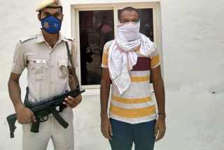 Chawla police arrested liquor smuggler with 95 quarters in delhi
