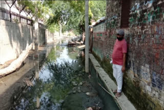 People worried about mud in front of Nithari government school in Kirari