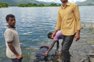 మృతదేహన్నితీస్తున్న స్నేహితులు