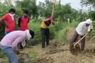 कब्र से निकाला गया मासूम का शव