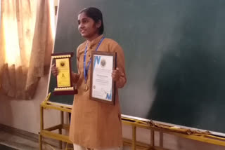 A girl from Mangalore made record by writing from both hands