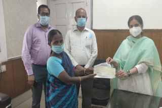 10 lakh given to the relatives of deceased sdmc employees