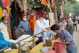 Shyam Jaju distributed food among the poor