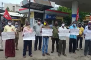 Auto drivers protest under CITU in Vijayawada Singh Nagar demanding reduction in CNG prices.
