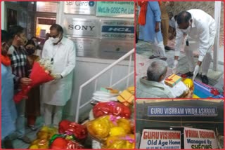 badarpur-ramveer-singh-bidhuri-distributed-fruits-sweets-and-clothes-to-old-people-in-old-age-home