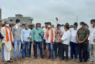 maratha kranti morcha ghantanad agitation in front of mp sudhakar shrungare house