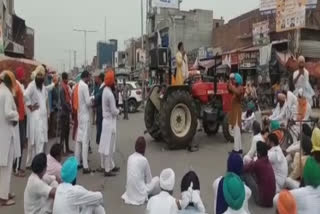 Farmers protest by blocking roads in Bhikhiwind against  Agriculture Ordinances