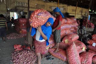 Vegetable sellers hail govt's decision of banning export of onions