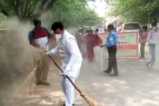 BJP workers clean streets in Rajpur Khurd under Gandgi Bharat Chhodo campaign