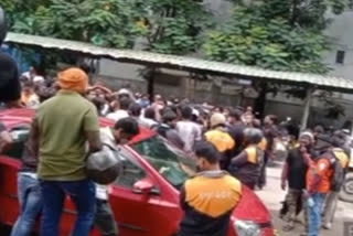 swiggy delivery boys protest in front of  madhapur ps