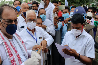 Congress protests at Choudhary SDM office for flood affected farmers