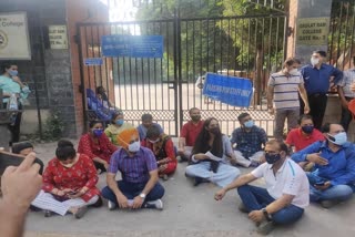 teachers protest at Daulat Ram College due to discrimination with ad hoc teacher in du