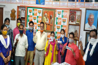 BJP distributed spectacles to the needy in Gautampuri