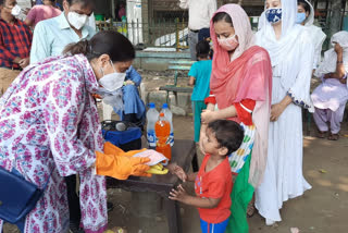 Chairperson Nandini Sharma distributed fruits to the needy in delhi max hospital