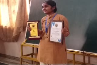 A girl from Mangalore made record by writing from both hands