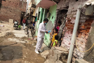 BJP workers distributed masks under Sewa saptah in Mohan Garden