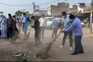 BJP workers launched cleanliness campaign on occasion of Seva Week in bhati mines village