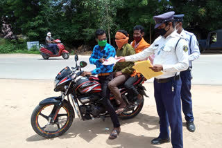 Traffic police conducting awareness campaign in Gariaband