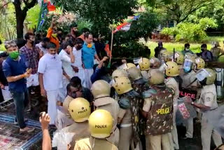 bjp march  kasargod  M.C Kamaruddin  MLA  Protest  കാസർകോട്  നിക്ഷേപ തട്ടിപ്പ് കേസ്  എം.സി കമറുദ്ദീൻ എംഎൽഎ  മാർച്ച്  ബാരിക്കേഡ് മറികടക്കാൻ ശ്രമം  കാസർകോട്