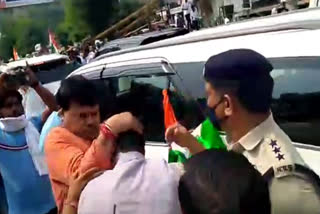 Cabinet minister caught neck of Congress worker