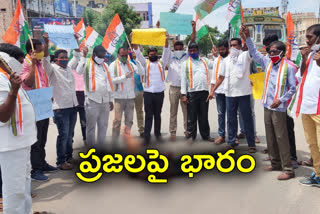 congress Spokesperson medipally satyam protest at choppadandi