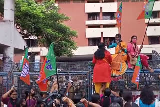 പാലക്കാട്  palakkad  gold smuggling  KT jeleel  Mahila morcha  മഹിള മോർച്ച  സംഘർഷം