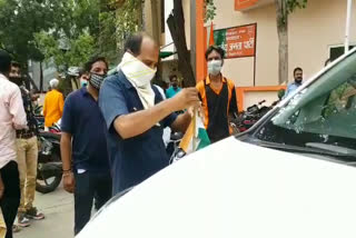 Minister's driver straightening the tricolor