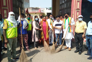 Corporation Councilor Meena ran a cleanliness drive under Sewa Saptah program in Najafgarh