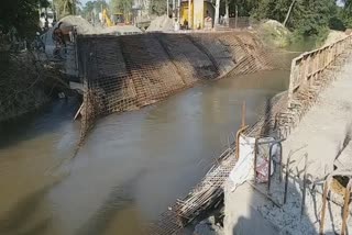 Bridge under construction collapses in Boha